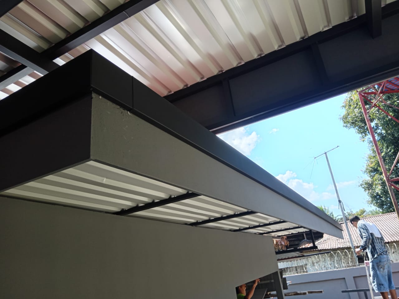 Estructura metálica de techo con detalle de canoa