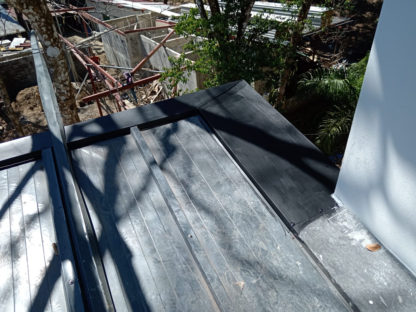 Vista superior de unión de techo metálico