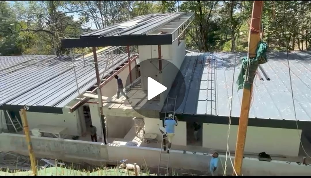 Proyecto de construcción comercial con equipo de trabajo