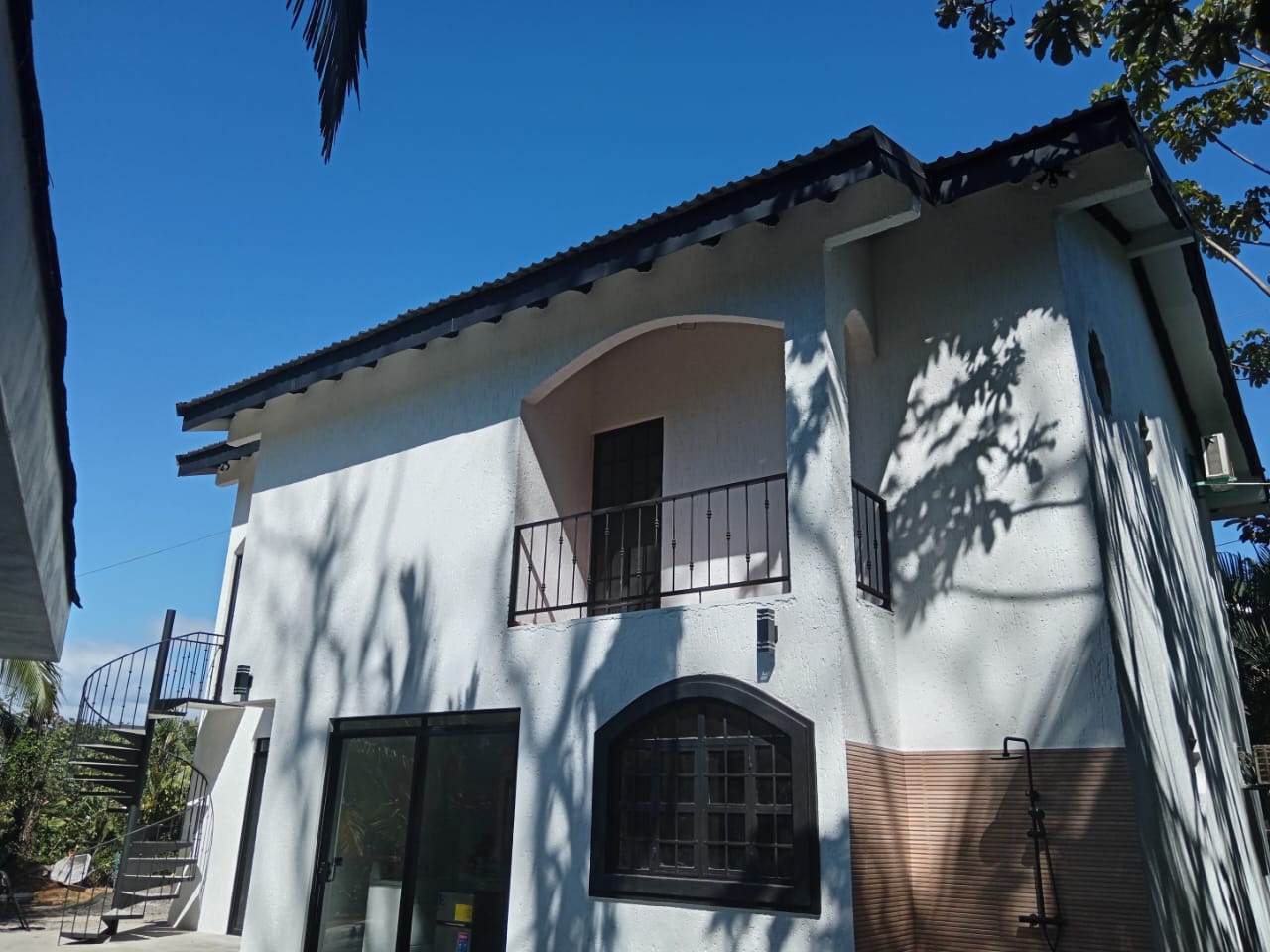 Casa blanca de dos pisos con canoas negras